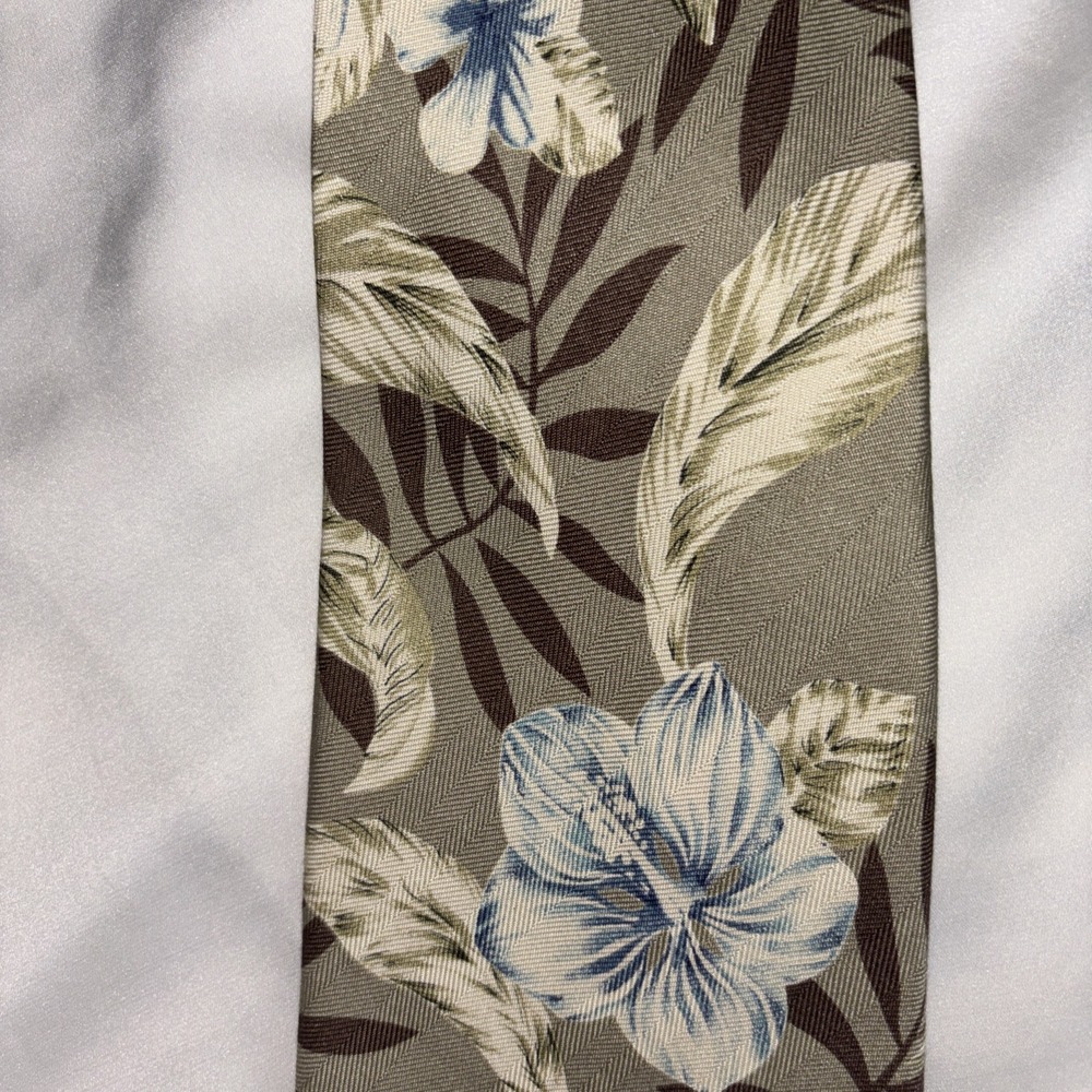 Tommy Bahama 100% silk Handmade necktie Island Print Tropical Sage EXCELLENT